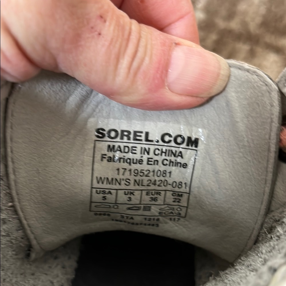 Sorel Gray Boots with Pink Laces - Picture 5 of 8